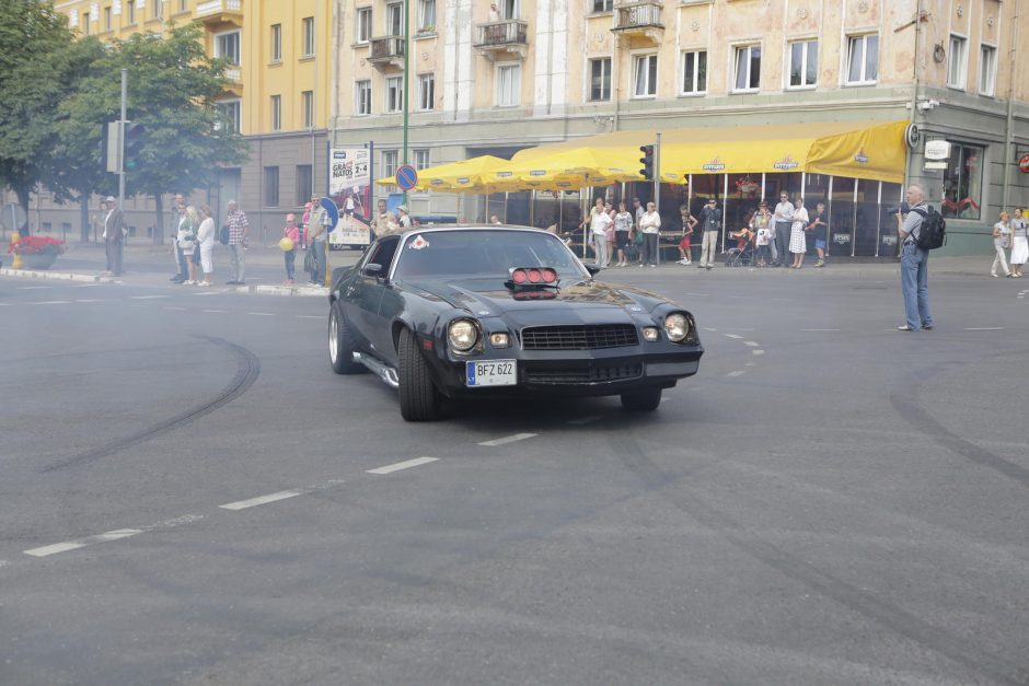 Senųjų automobilių paradas traukė minias