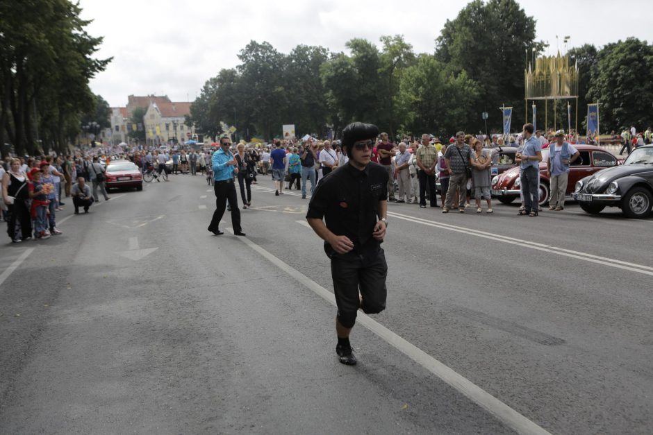 Senųjų automobilių paradas Klaipėdoje traukė minias