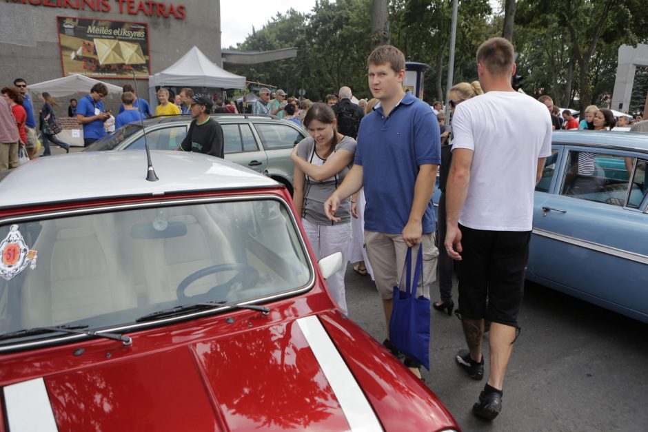 Senųjų automobilių paradas traukė minias