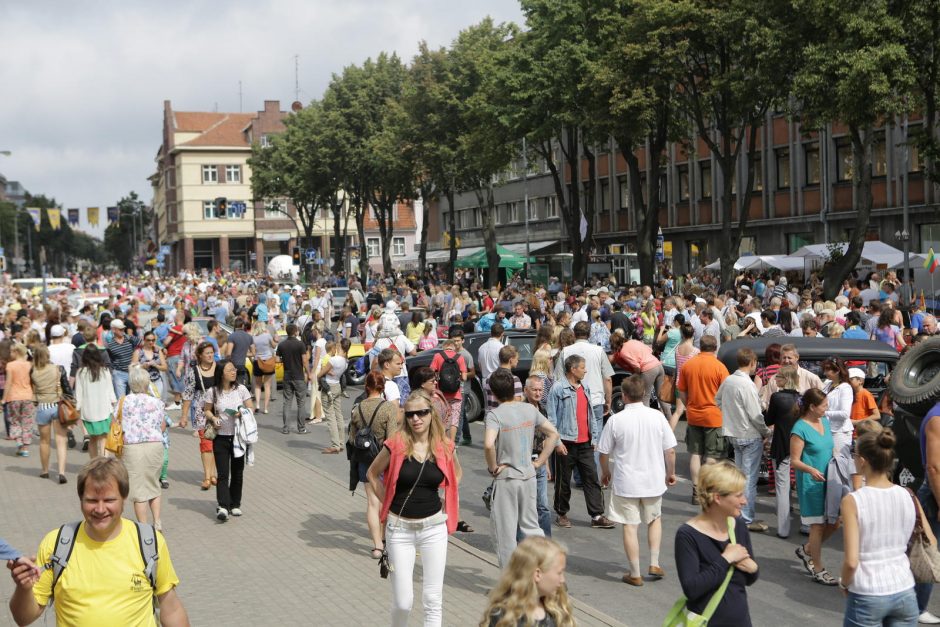 Senųjų automobilių paradas traukė minias