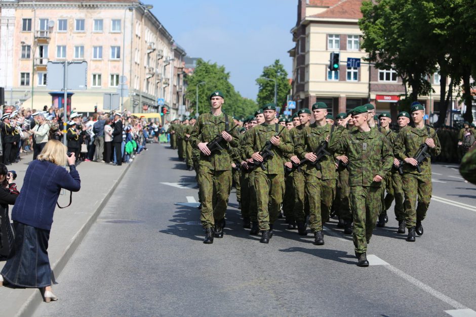 Klaipėdoje į atsargą išlydėti pirmieji šauktiniai