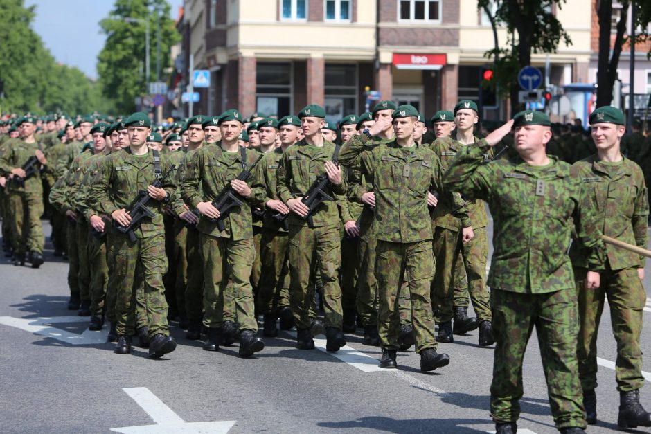 Klaipėdoje į atsargą išlydėti pirmieji šauktiniai