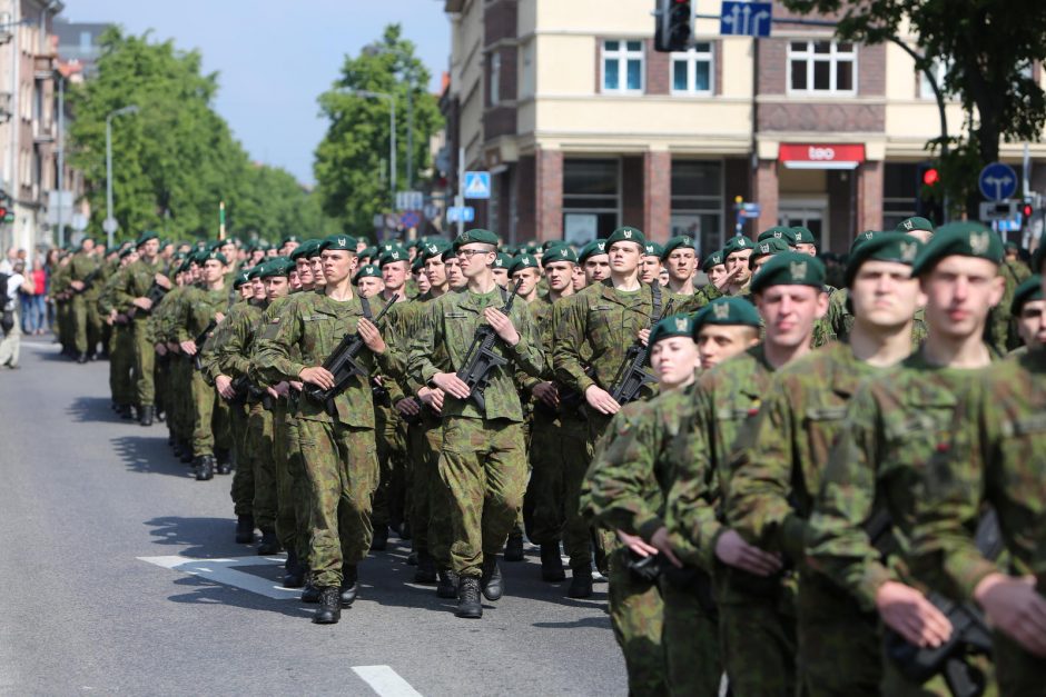 Klaipėdoje į atsargą išlydėti pirmieji šauktiniai