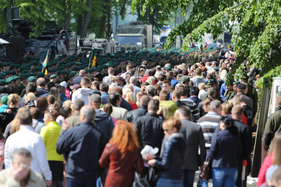 Klaipėdoje į atsargą išlydėti pirmieji šauktiniai