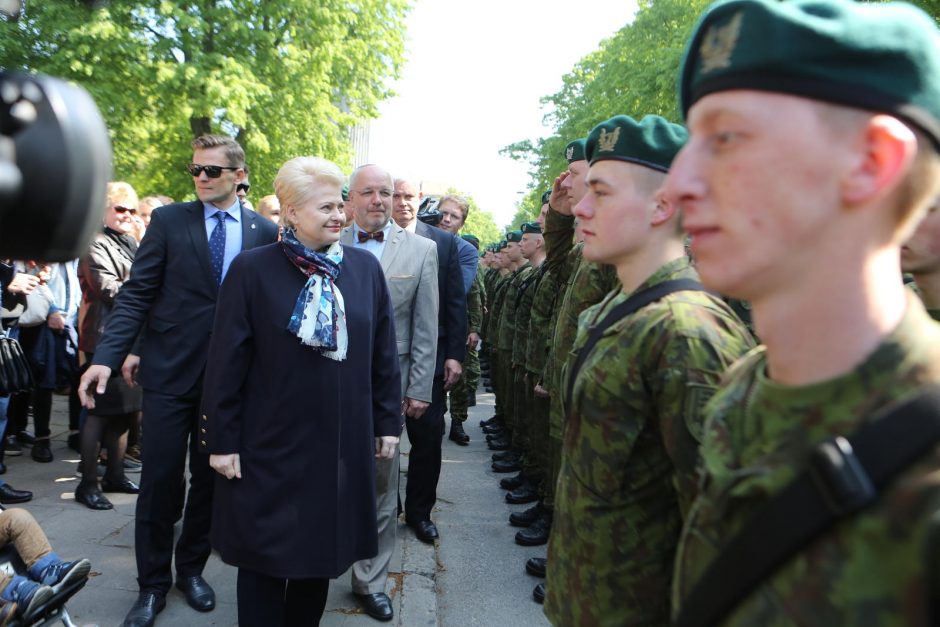 Klaipėdoje į atsargą išlydėti pirmieji šauktiniai