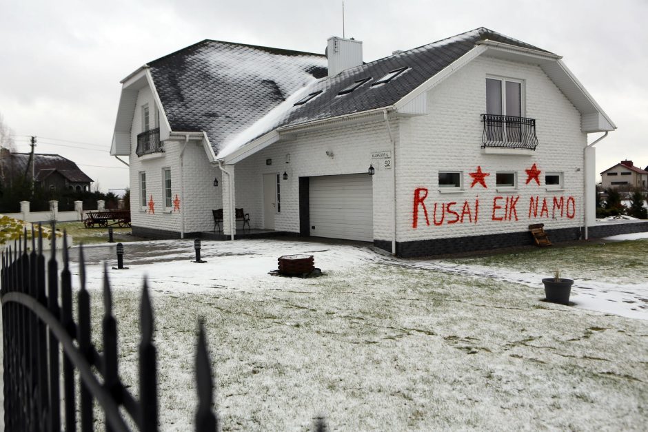 Politikės dukrą išgąsdino antirusiški užrašai