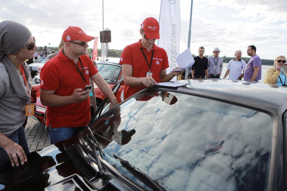 Uostamiestyje – džentelmeniškų automobilių paradas