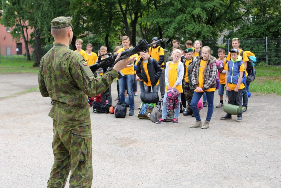 120 moksleivių išžygiavo į trijų dienų stovyklą