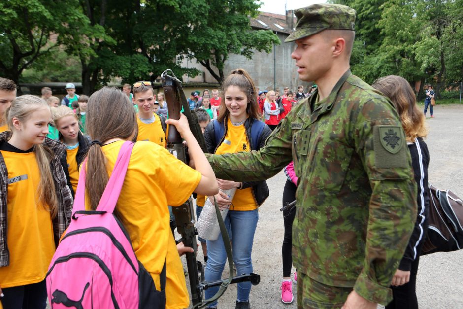 120 moksleivių išžygiavo į trijų dienų stovyklą