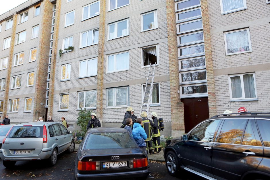 Nusiminusią moterį Klaipėdoje gelbėjo ugniagesiai ir medikai