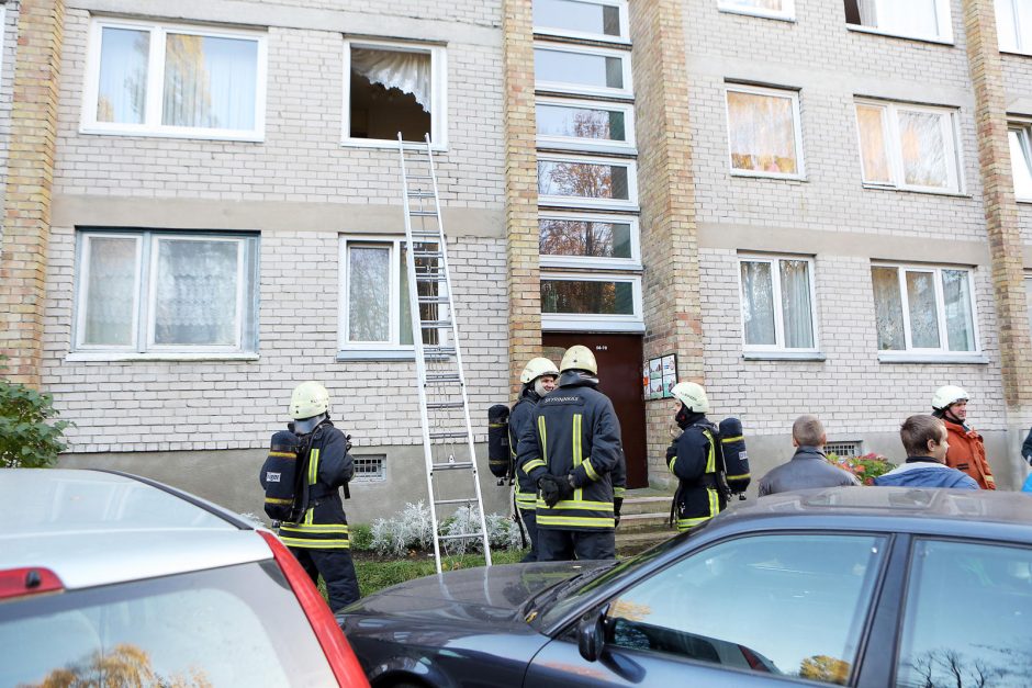 Nusiminusią moterį Klaipėdoje gelbėjo ugniagesiai ir medikai