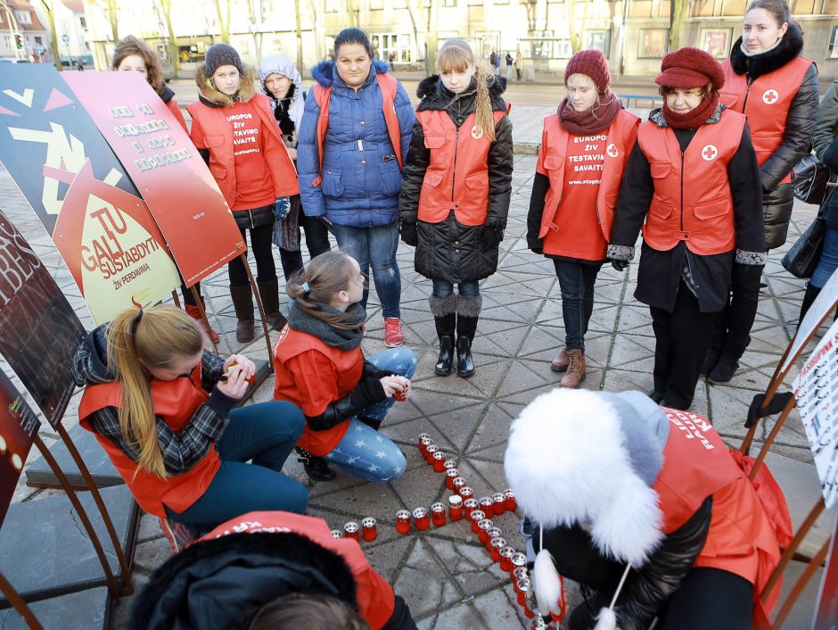 Štorminis vėjas Klaipėdoje trikdė Pasaulinės AIDS dienos paminėjimą 