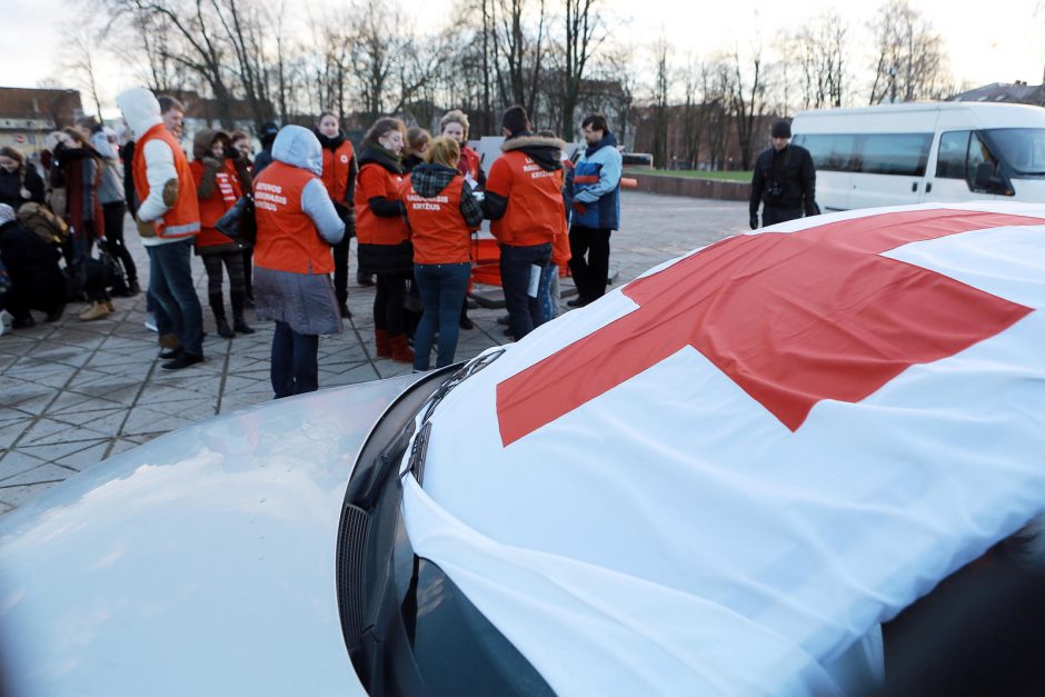 Štorminis vėjas Klaipėdoje trikdė Pasaulinės AIDS dienos paminėjimą 