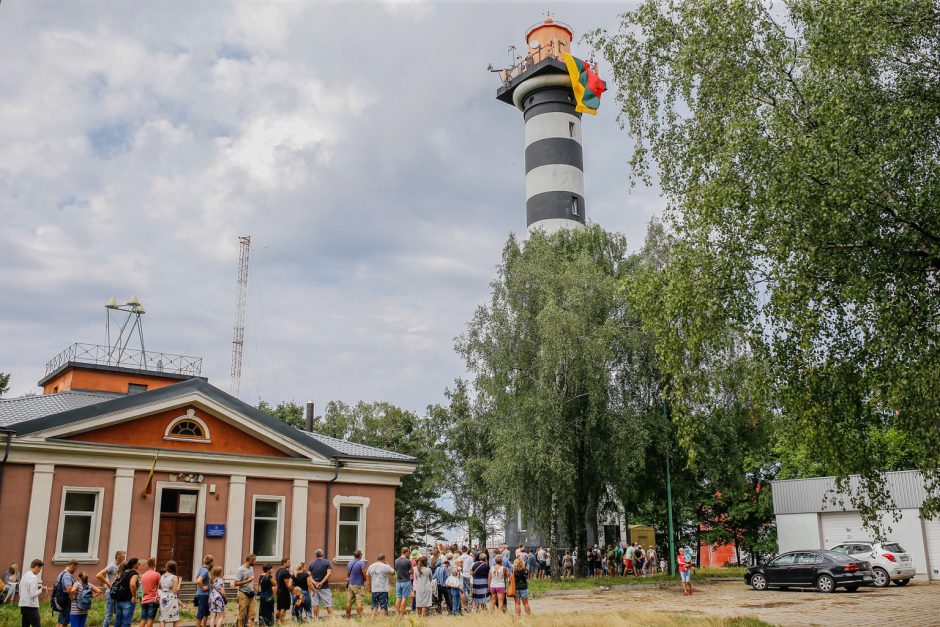 Prie Klaipėdos uosto švyturio – ažiotažas 