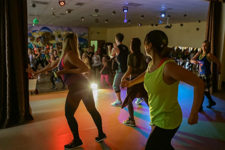 Zumbą šokančios moterys Gargžduose ryžosi maratonui