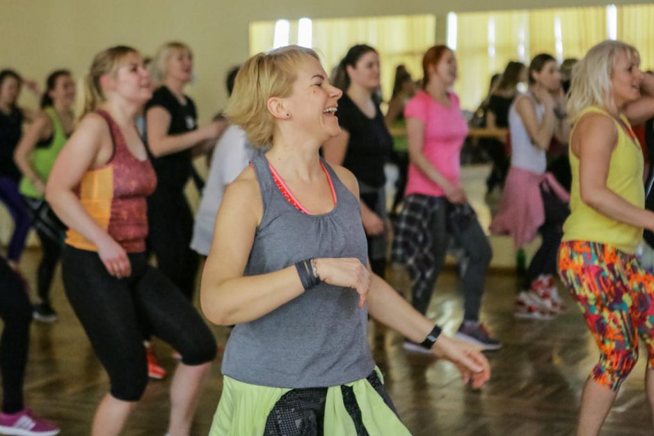 Zumbą šokančios moterys Gargžduose ryžosi maratonui