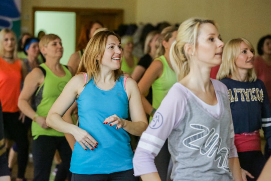 Zumbą šokančios moterys Gargžduose ryžosi maratonui