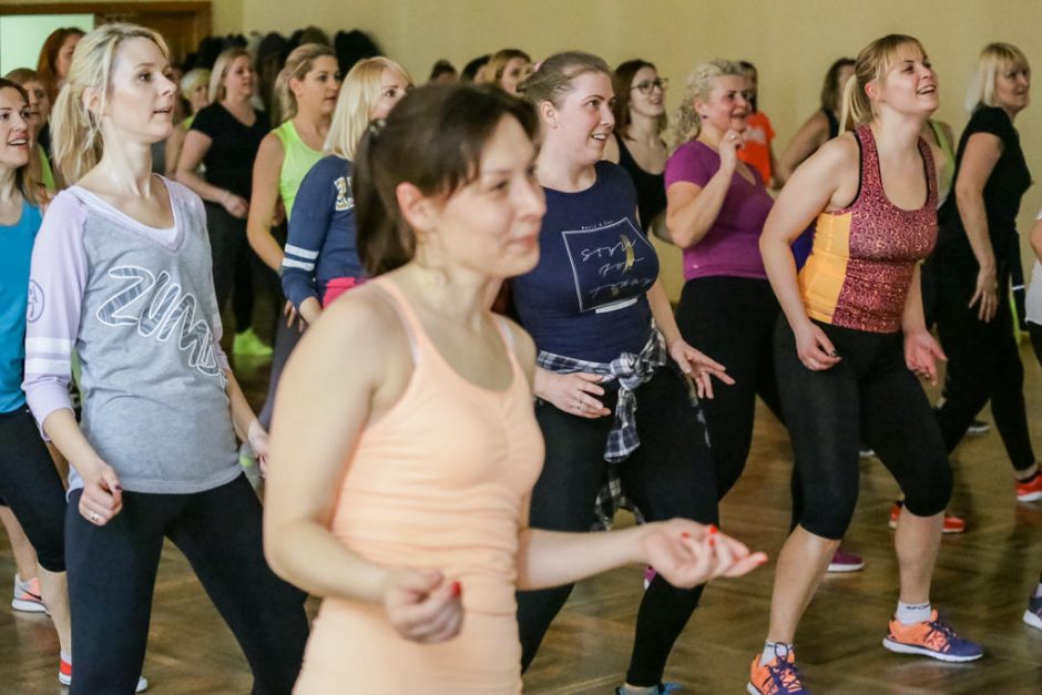 Zumbą šokančios moterys Gargžduose ryžosi maratonui