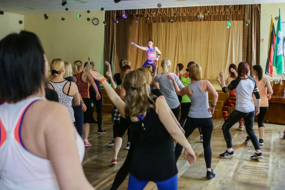 Zumbą šokančios moterys Gargžduose ryžosi maratonui