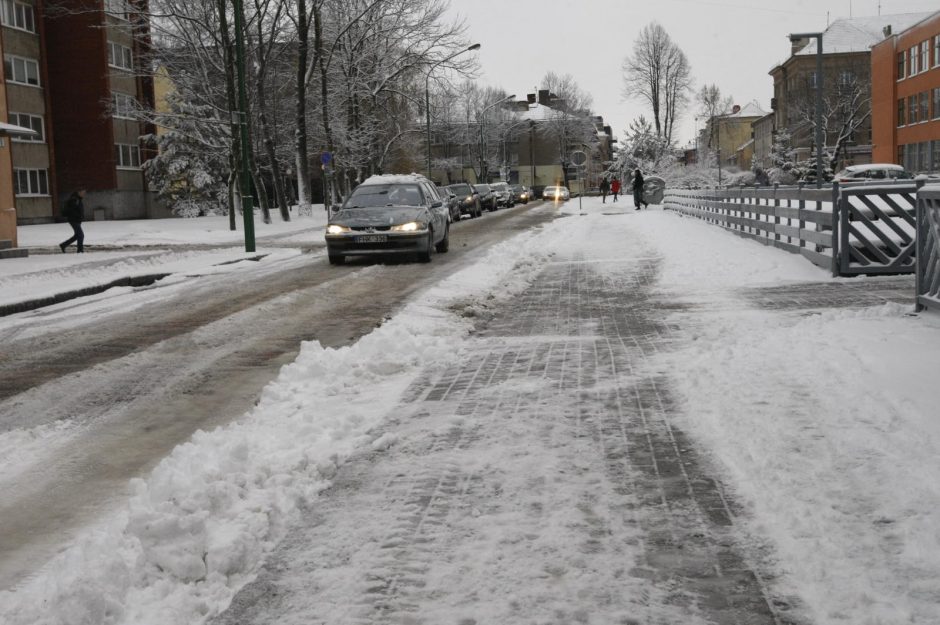 Sniegas vėl kelia problemų vairuotojams