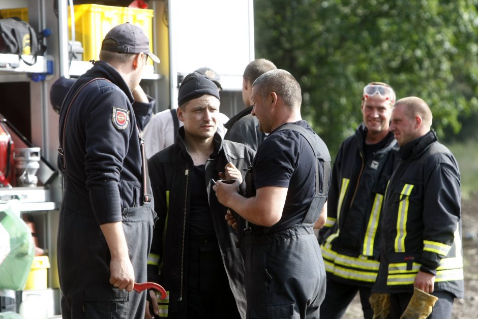 Degantį durpyną gesinantys ugniagesiai: darbo bus mažiausiai kelioms paroms