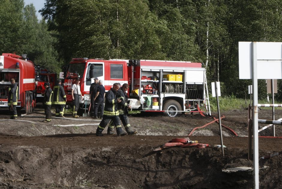 Degantį durpyną gesinantys ugniagesiai: darbo bus mažiausiai kelioms paroms