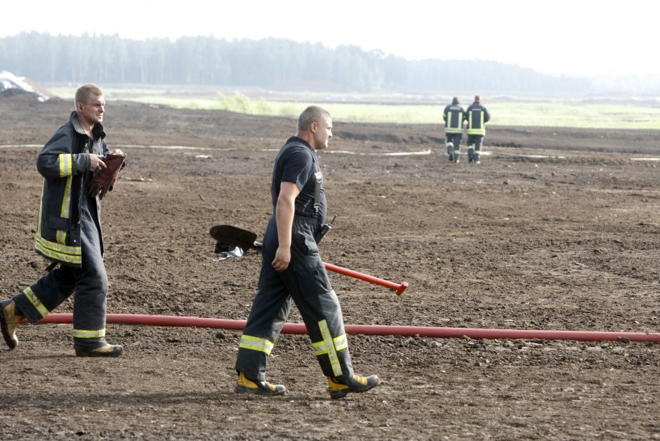 Degantį durpyną gesinantys ugniagesiai: darbo bus mažiausiai kelioms paroms