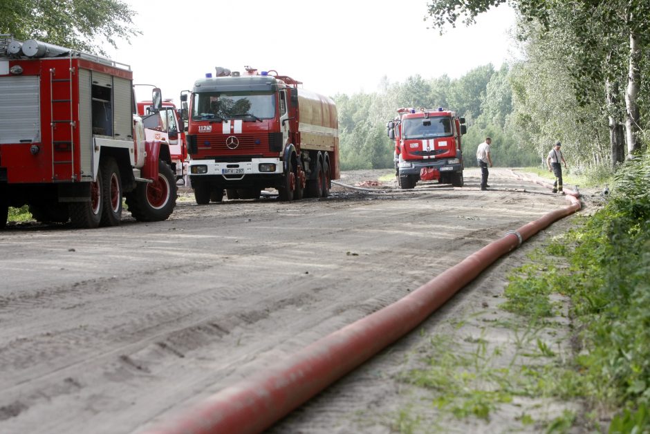 Degantį durpyną gesinantys ugniagesiai: darbo bus mažiausiai kelioms paroms