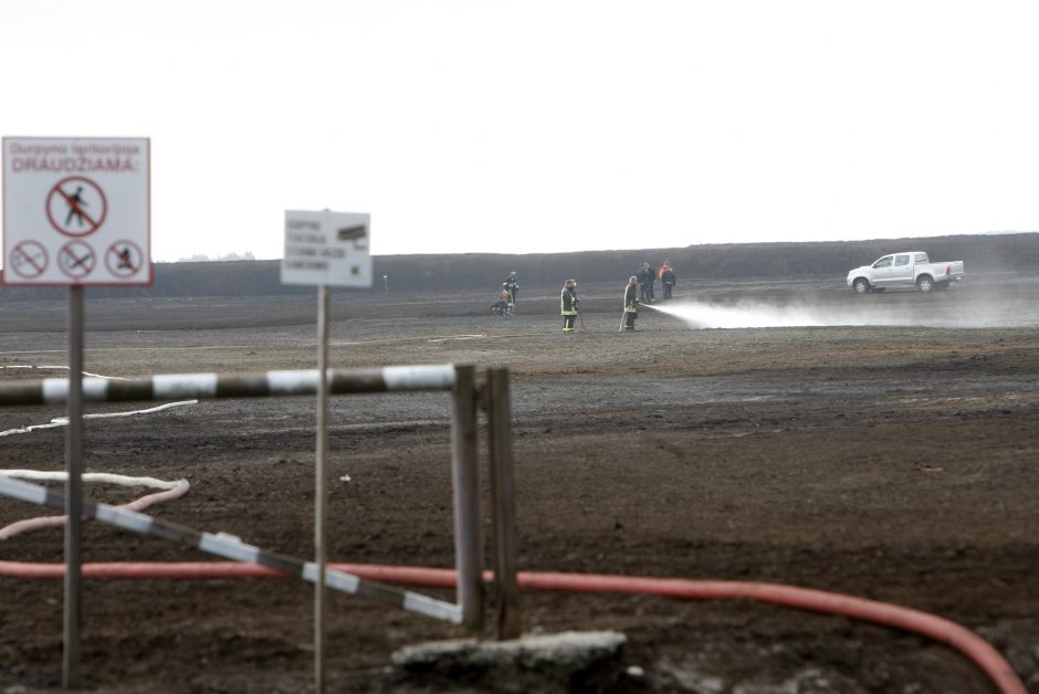 Degantį durpyną gesinantys ugniagesiai: darbo bus mažiausiai kelioms paroms