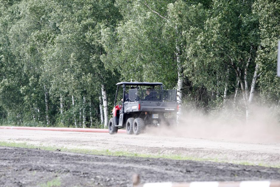 Degantį durpyną gesinantys ugniagesiai: darbo bus mažiausiai kelioms paroms