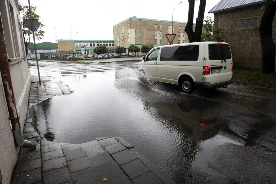 Rudeniški lietūs skandina miestą