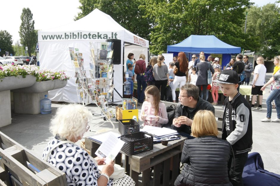 Bibliotekos palapinėje – linksmieji eksperimentai