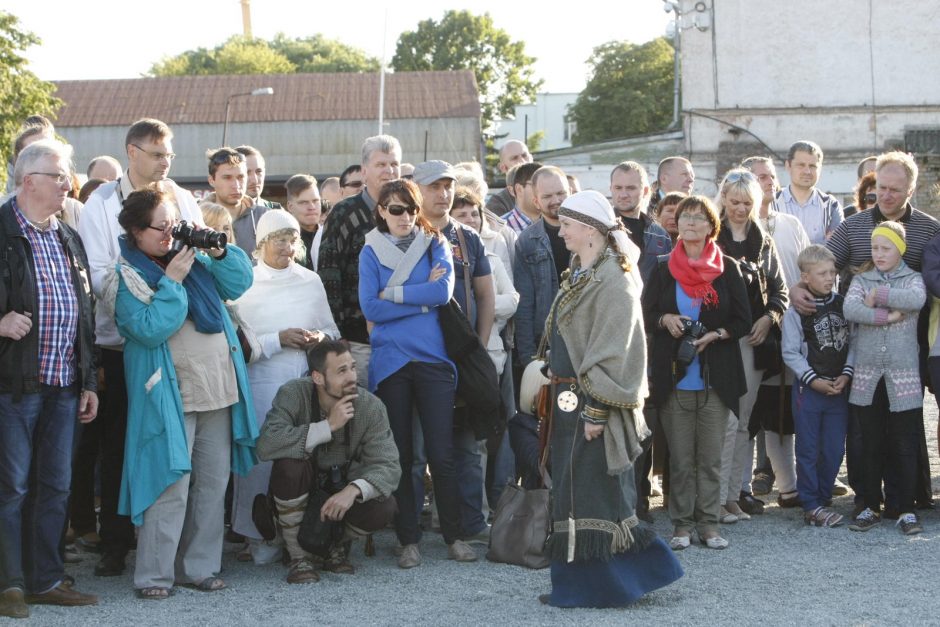 X-XI a. kuršių kostiumų ir papuošalų rekonstrukcijų pristatymas