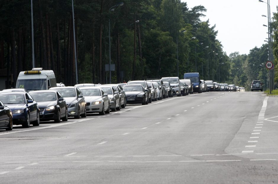 Keliuose į pliažus – automobilių spūstys