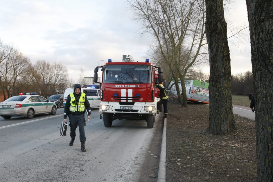 Kraupi avarija Klaipėdoje: autobusas rėžėsi į medį, sužeisti keleiviai