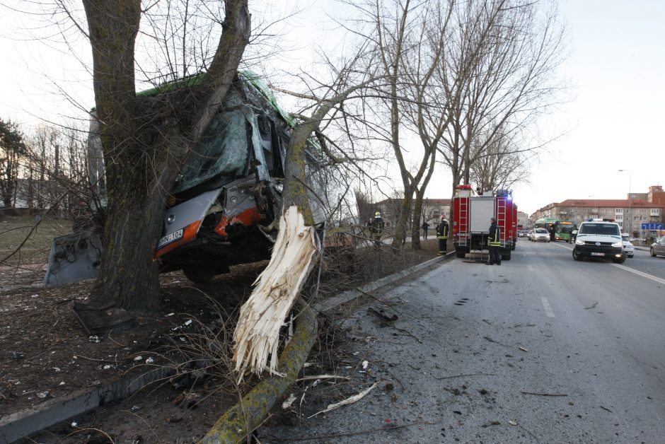 Kraupi avarija Klaipėdoje: autobusas rėžėsi į medį, sužeisti keleiviai