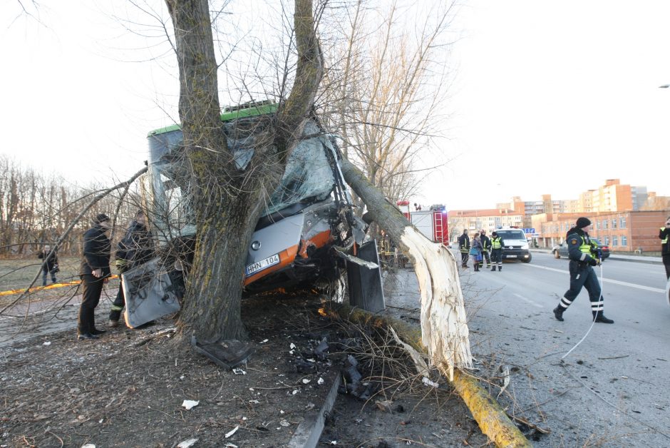 Kraupi avarija Klaipėdoje: autobusas rėžėsi į medį, sužeisti keleiviai