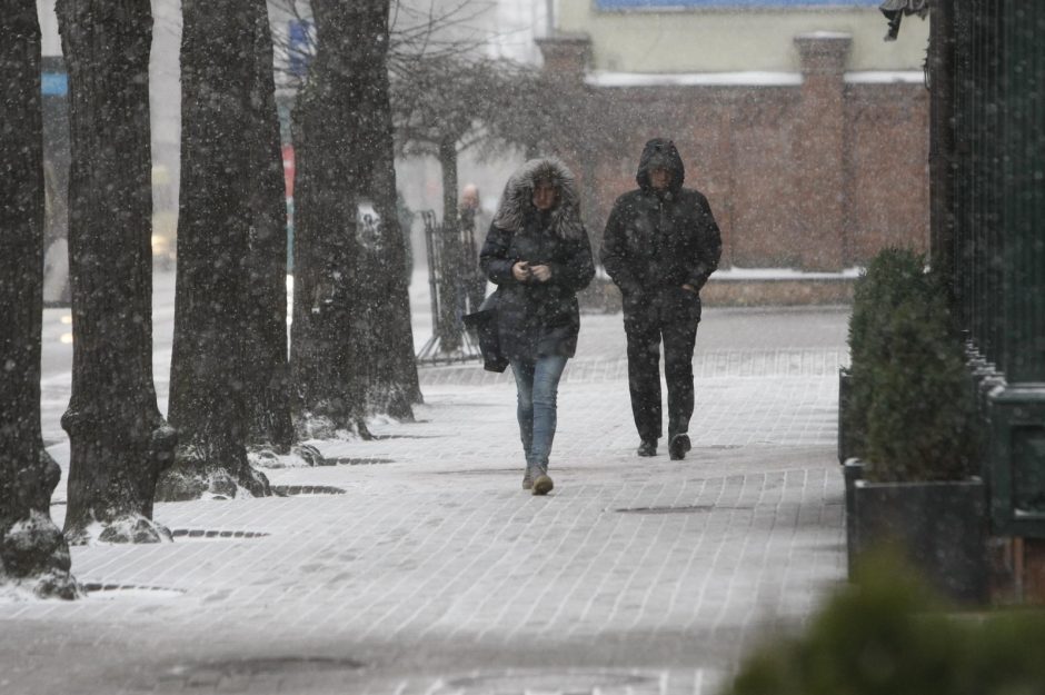 Žiema trauktis neskuba: pajūryje – žvarbus vėjas ir sniegas