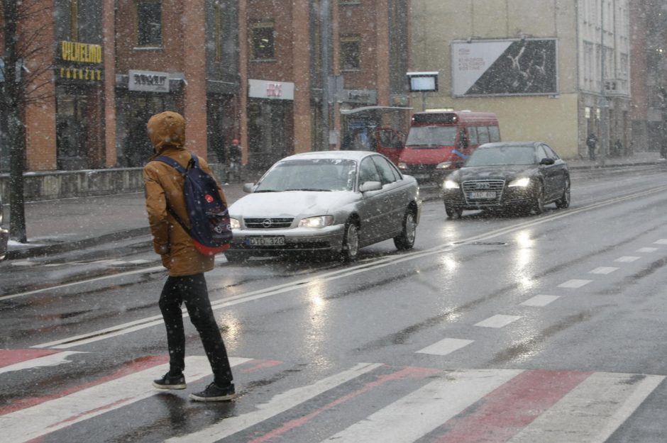 Žiema trauktis neskuba: pajūryje – žvarbus vėjas ir sniegas