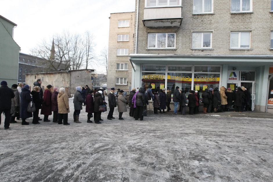 Prie palaimintos duonos nusidriekė eilė