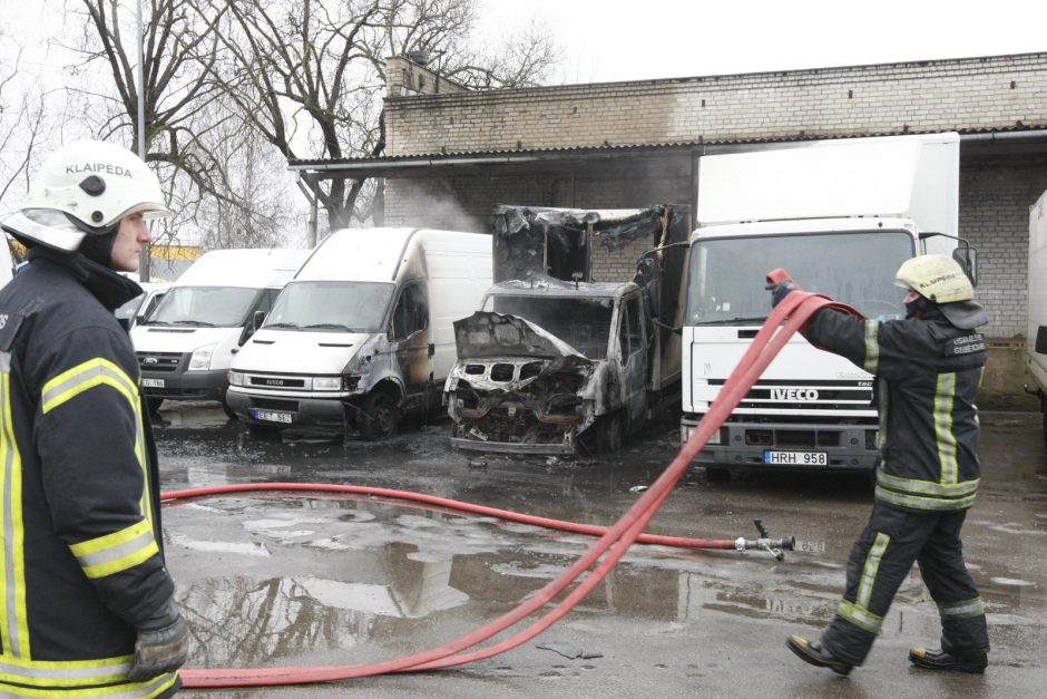 Klaipėdoje vienu metu degė trys automobiliai