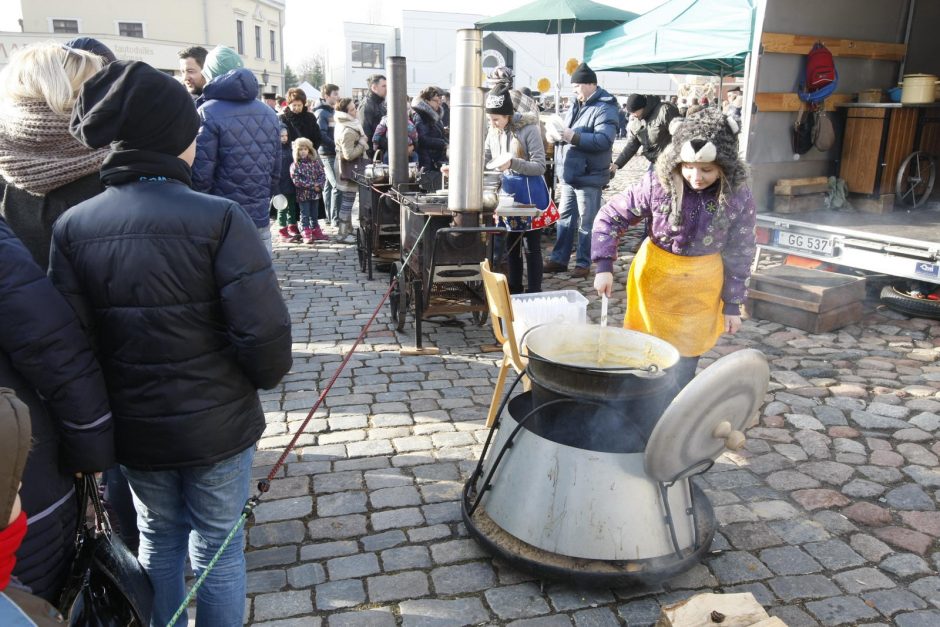 Teatro aikštėje klaipėdiečiai sudegino žiemos simbolį