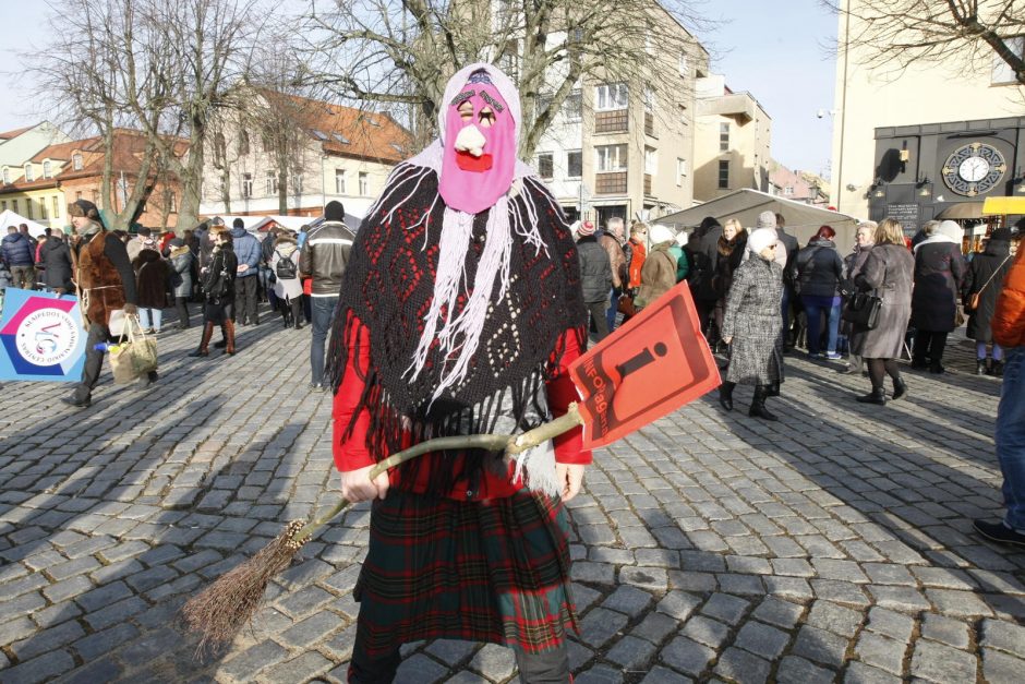 Teatro aikštėje klaipėdiečiai sudegino žiemos simbolį