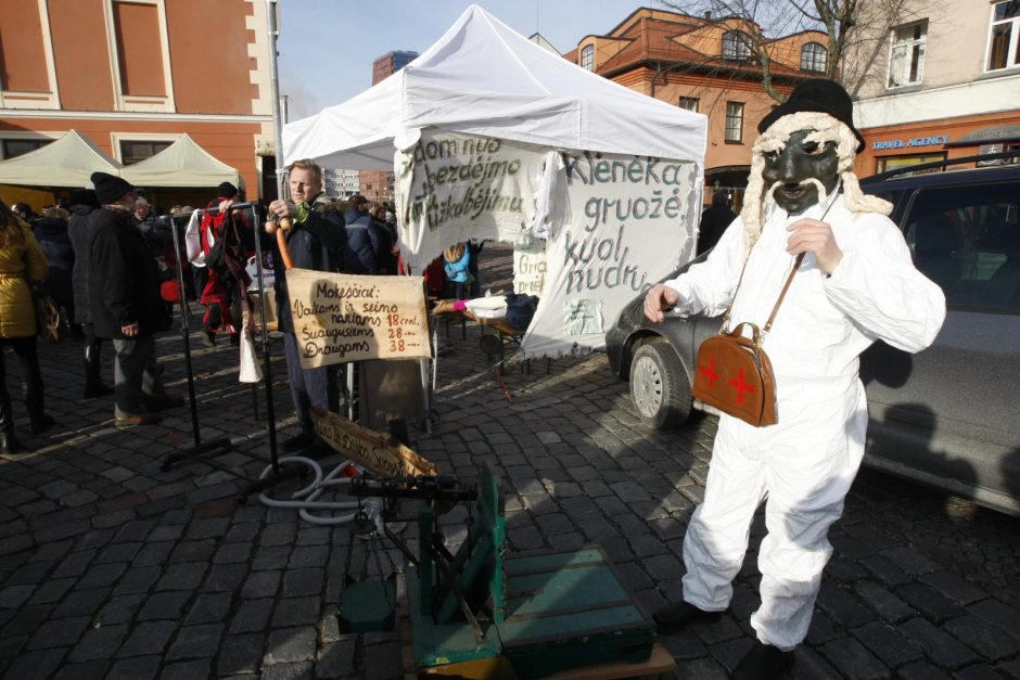 Teatro aikštėje klaipėdiečiai sudegino žiemos simbolį