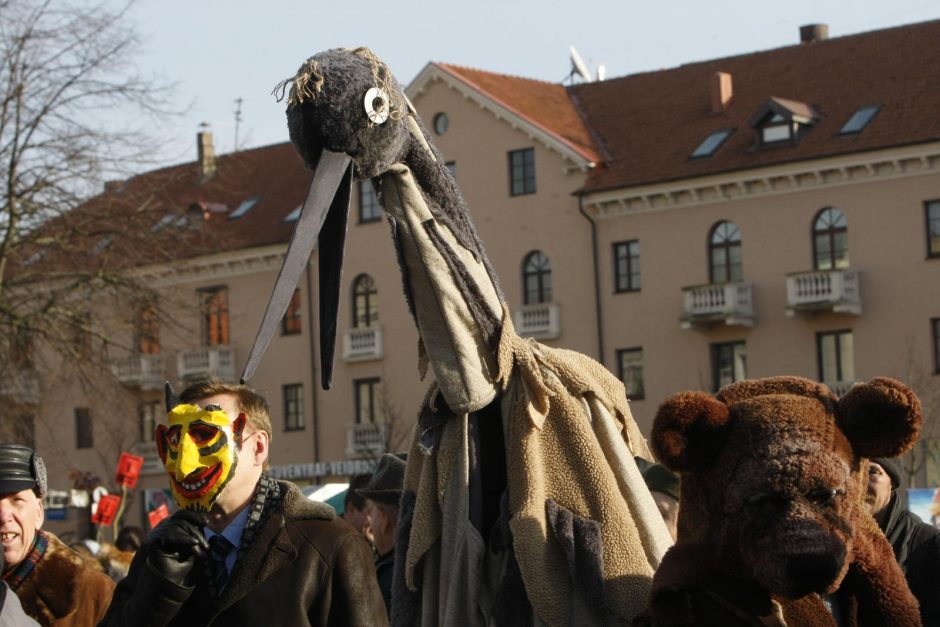 Teatro aikštėje klaipėdiečiai sudegino žiemos simbolį