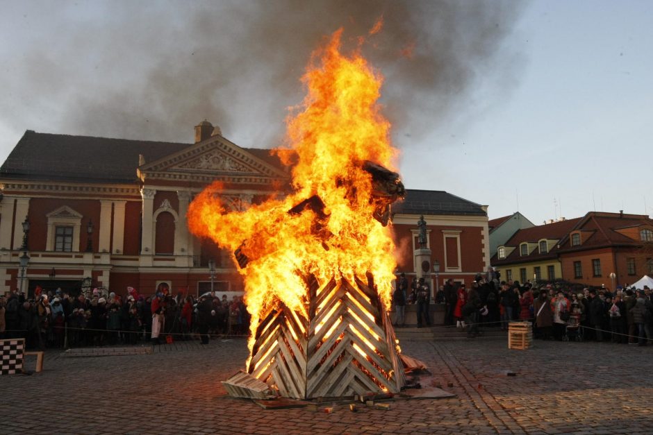 Teatro aikštėje klaipėdiečiai sudegino žiemos simbolį