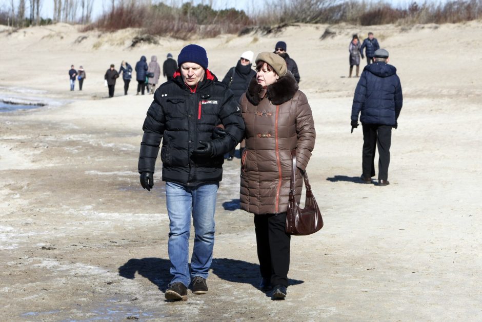 Saulėtą sekmadienio popietę pramogavo prie jūros