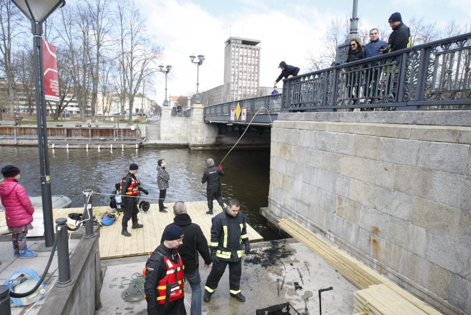 Upės dugne talkininkų laukia šampanas?