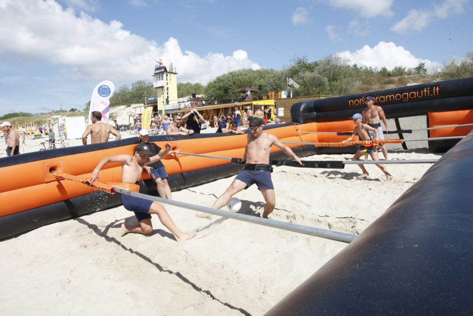 Linksmybės Smiltynėje – nuo dartbolo iki karštų tinklininkių