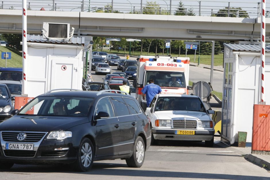 Smiltynės perkėloje – automobilių spūstys į Kuršių neriją